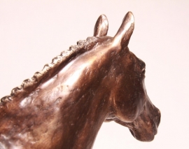 Paard met ingevlochten manen - bronzen beeld
