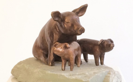 Bronzen beeld varken - zeug met biggen