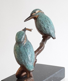 Bronzen beeld ijsvogels  "Sharing together"