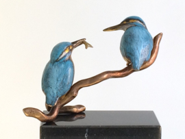 Bronzen beeld ijsvogels  "Sharing together"