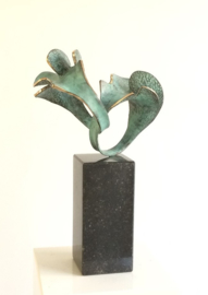 Two hearts together - bronzen huwelijksbeeld
