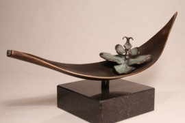 Boot met orchidee - gedenkbeeld brons