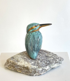 Lief ijsvogeltje - brons op steen