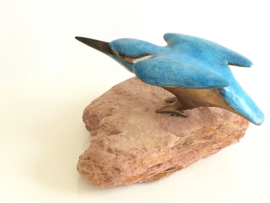 Baltsende ijsvogel op steen - bronzen beeld