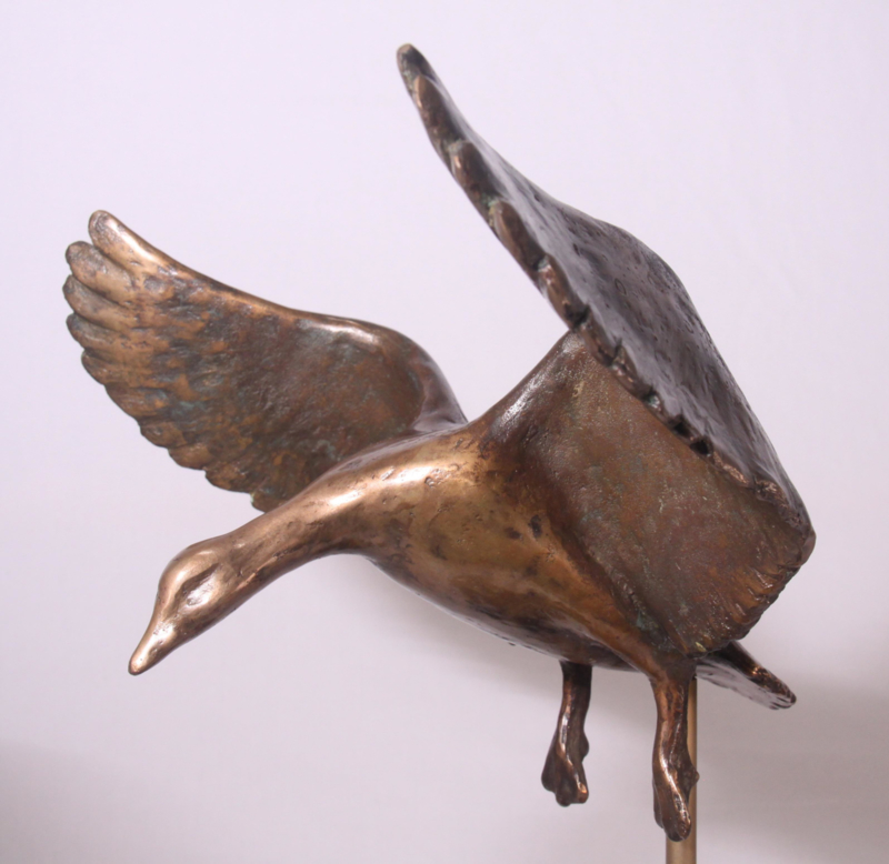 Landende gans - bronzen beeld