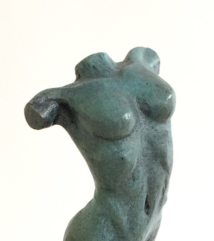 Vrouwentorso Agape - bronzen beeld
