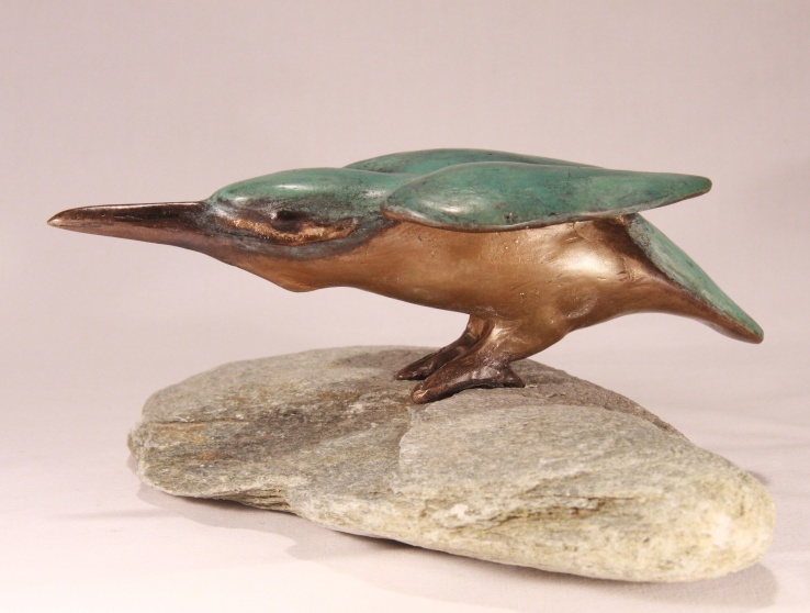Baltsende ijsvogel op steen - brons