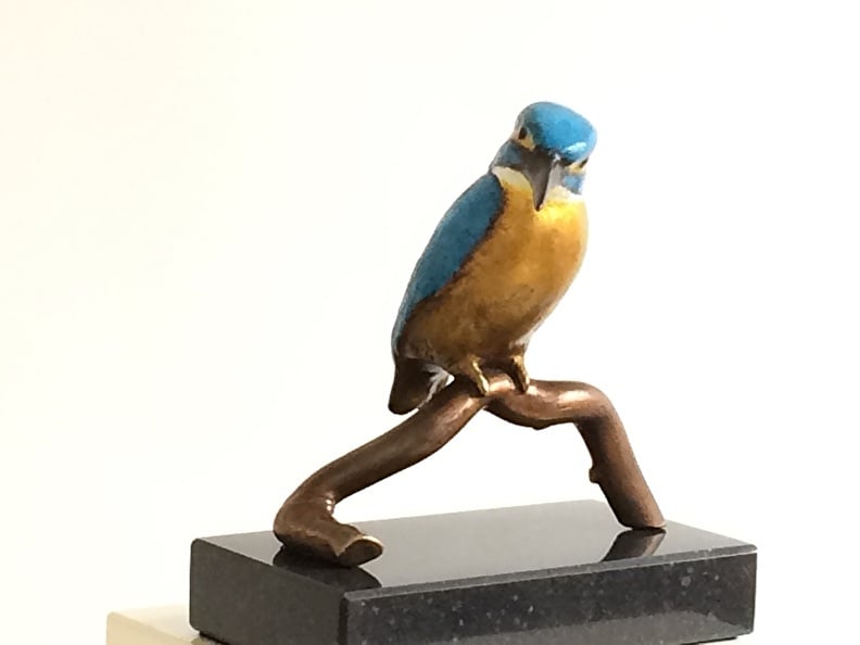 IJsvogel op tak - bronzen beeld in galerie