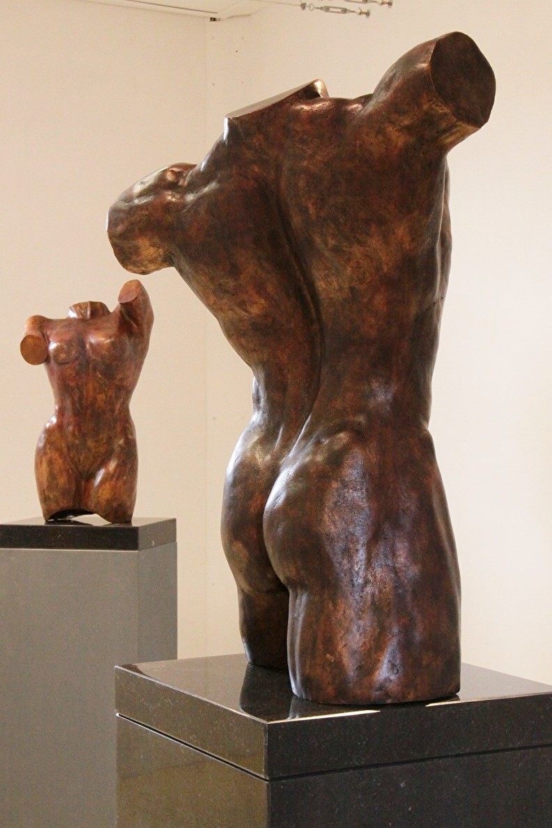 Bronzen beelden mannen en vrouwen torso's