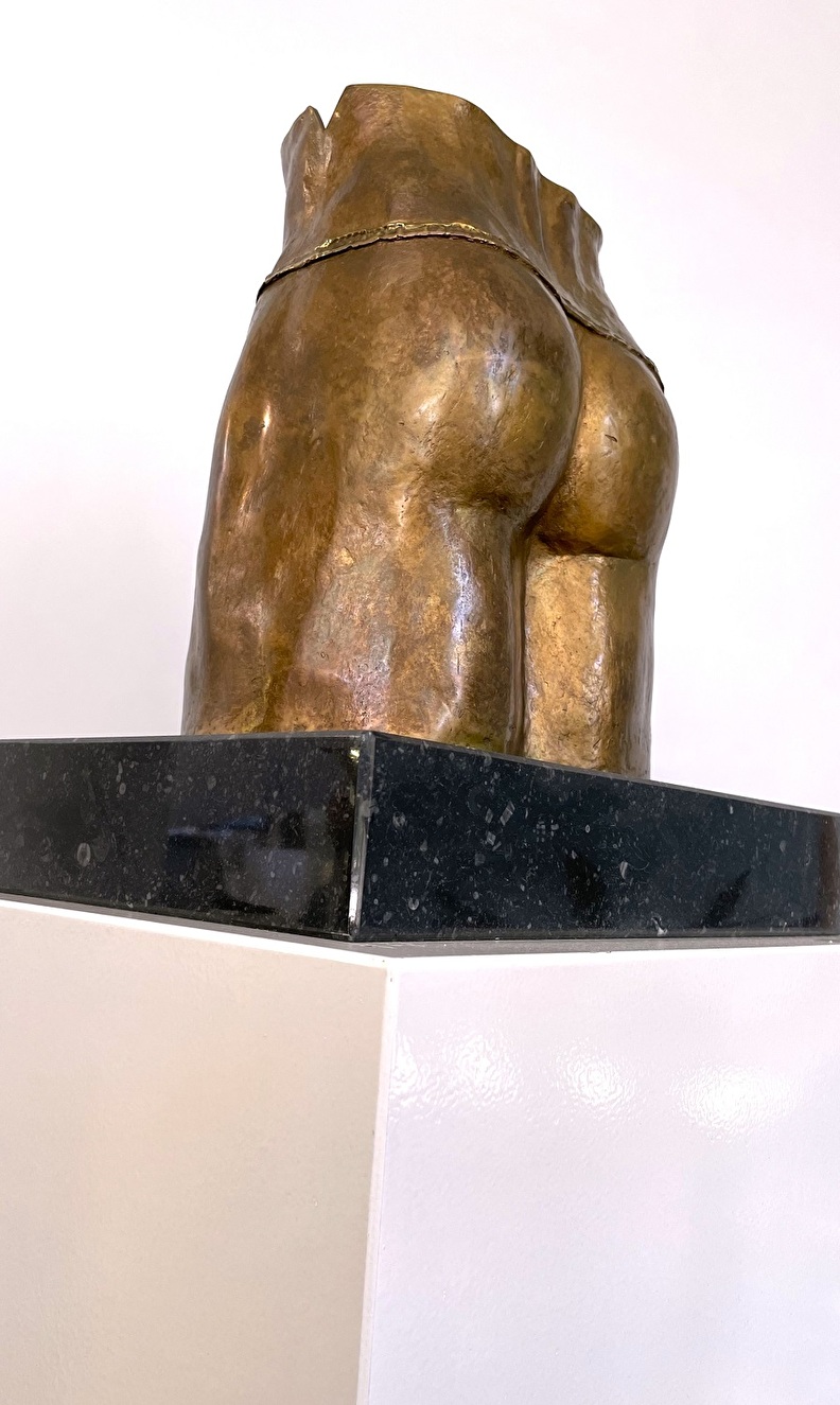 Mannenbillen van brons in de kunst