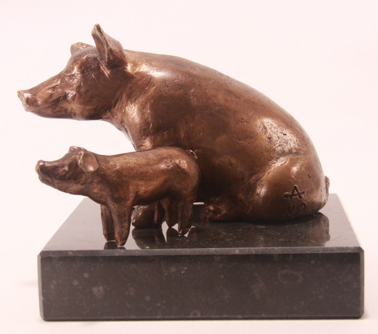 Bronzen beeld van varken op sokkel