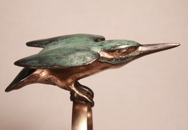 Baltsende ijsvogel - bronzen beeld