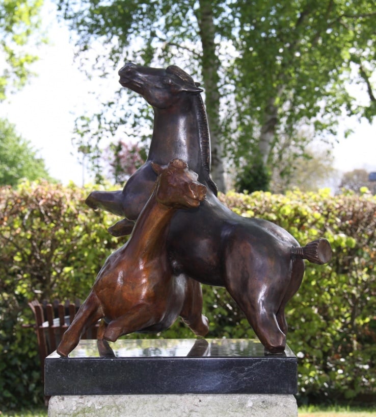 bronzen beeld paarden