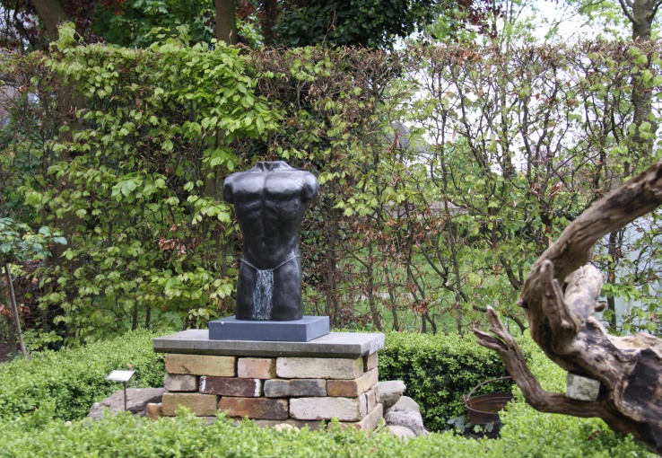 Bronzen kunstwerk in de tuin