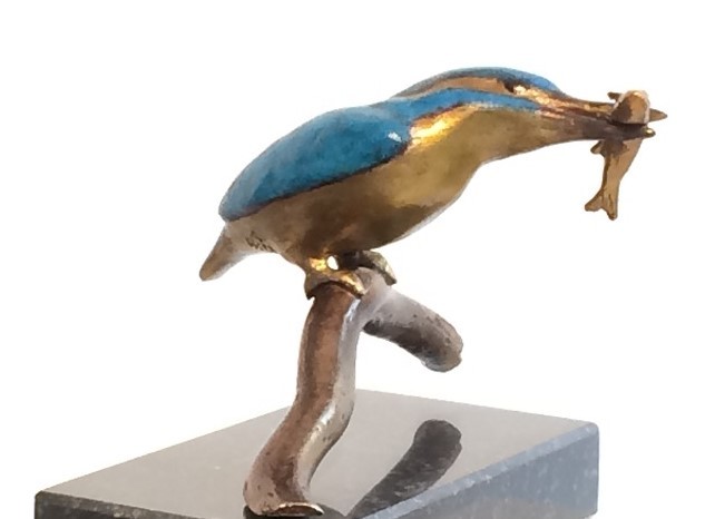 IJsvogel met visje - bronzen beeld 