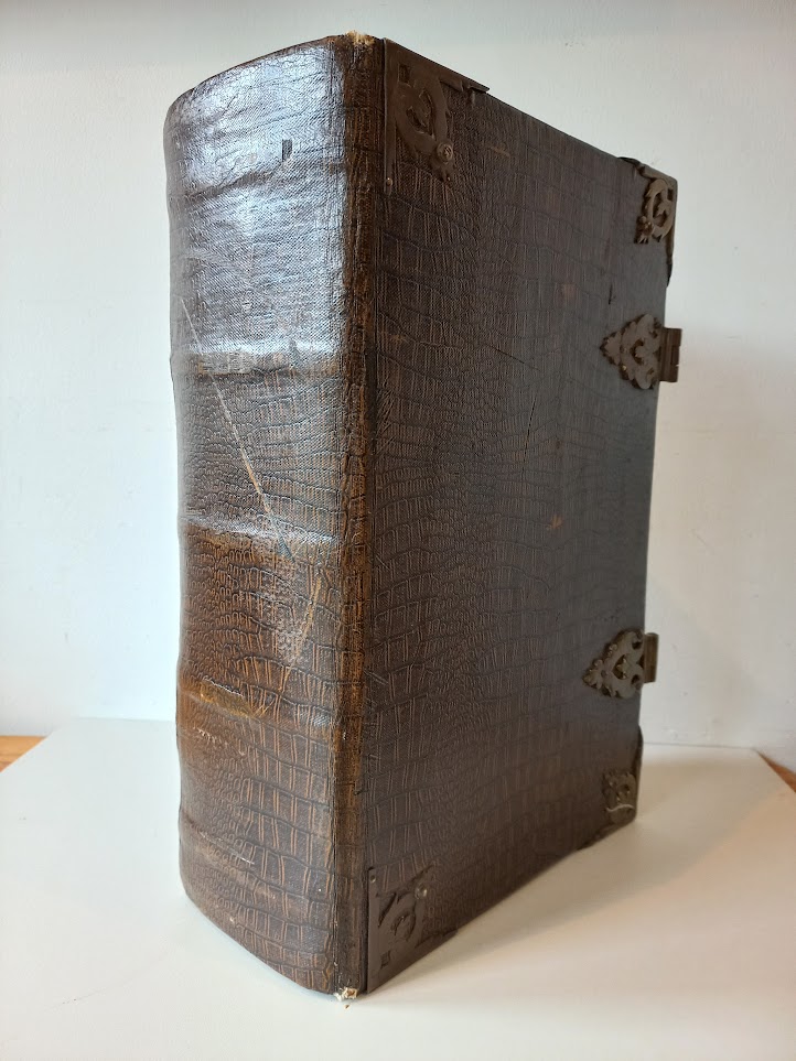 Biblia-Statenbijbel 1718 met koperen sloten en gravures