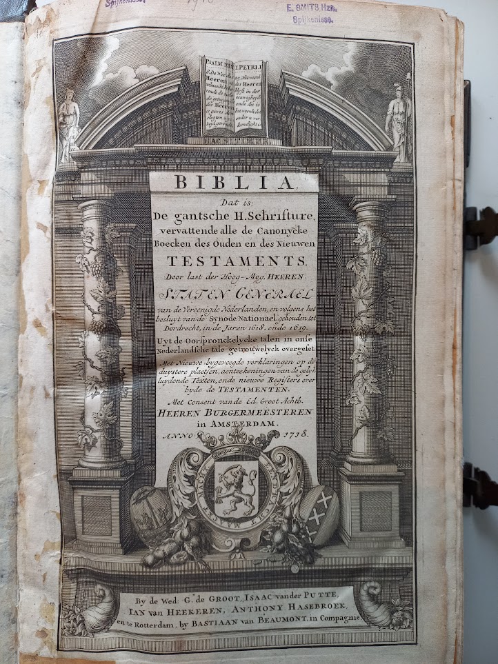 Biblia-Statenbijbel 1718 met koperen sloten en gravures