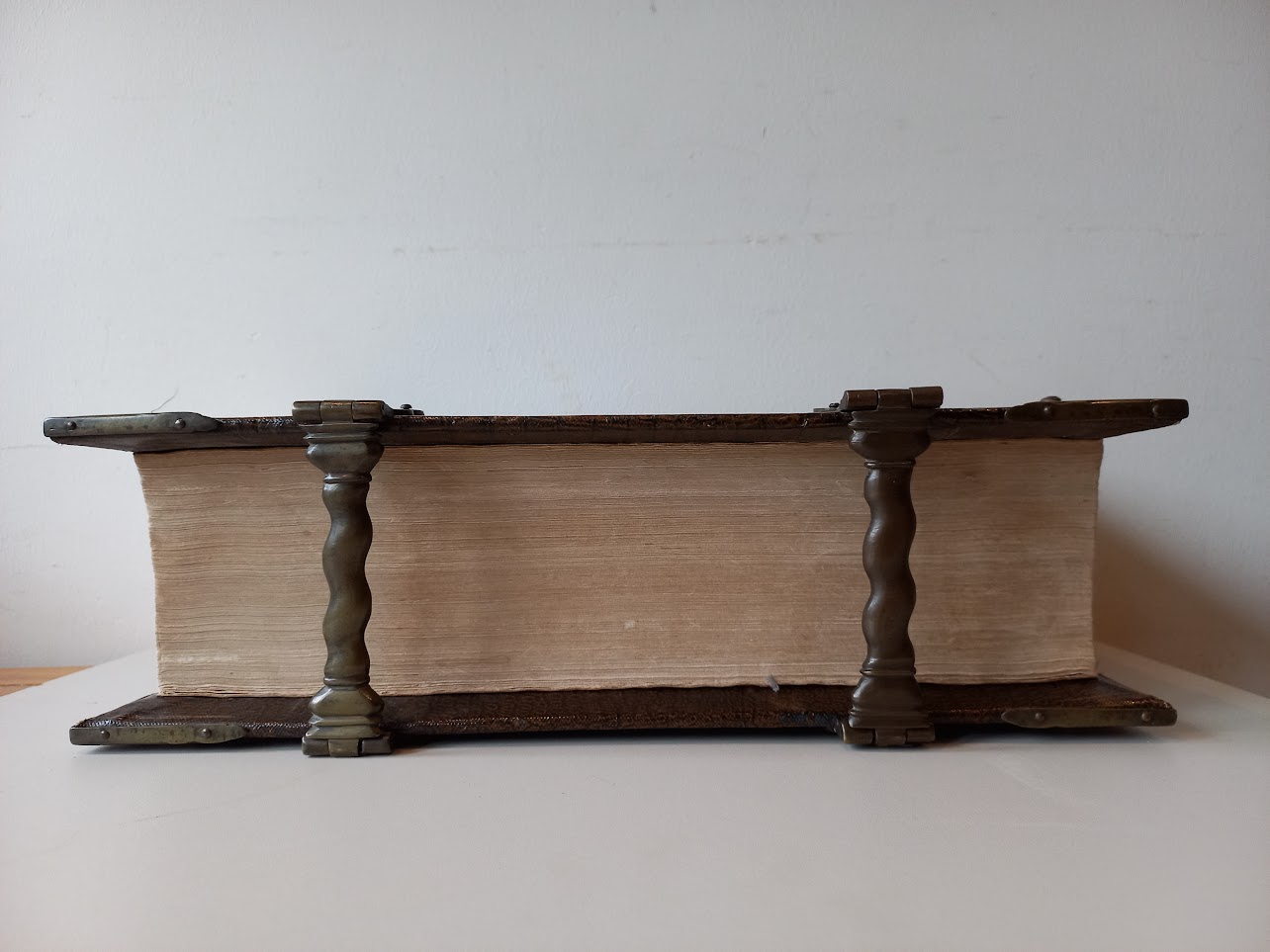 Biblia-Statenbijbel 1718 met koperen sloten en gravures