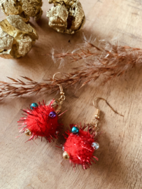 Kerstoorbellen met rode glitter kerstballetjes | lengte 5 cm