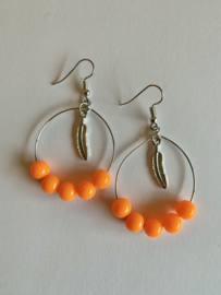 Oranje oorbellen met veertjes en kraaltjes |  EK oorbellen | oorbellen voor Koningsdag