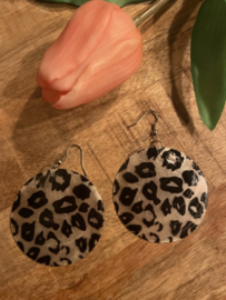 Schelp oorbellen met animalprint