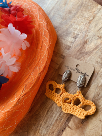 Oranje oorbellen met kroontjes