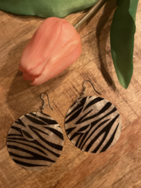 Schelp oorbellen met zebraprint