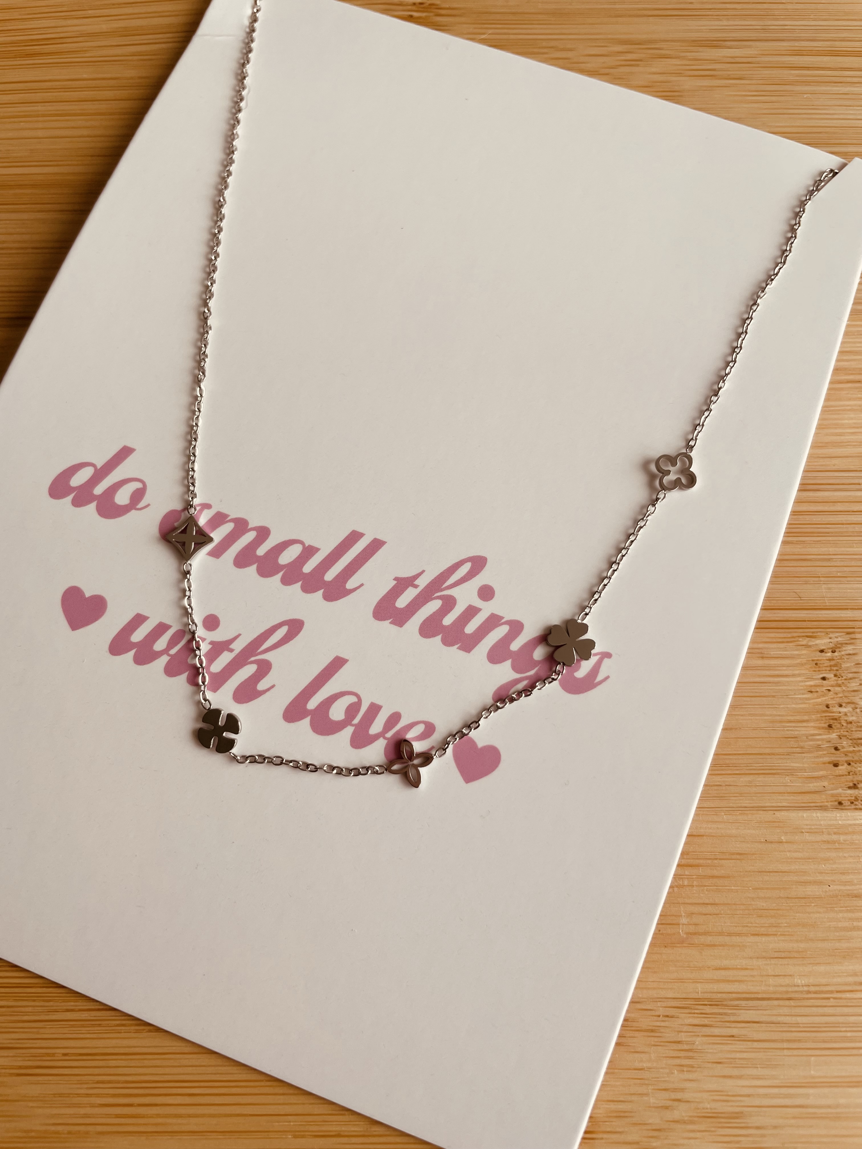 Zilverkleurige ketting  met bloemetjes