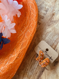 Oranje oorbellen met kleine kraaltjes