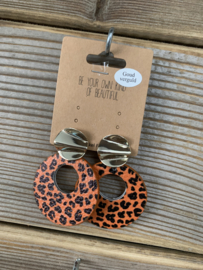 Trendy oorbellen voor Koningsdag met oranje panterprint