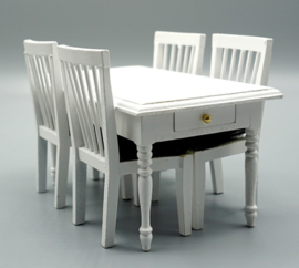 Witte keukenset witte tafel en vier stoelen met zwarte zitting