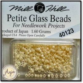 40123 Petite Glass Beads Cream