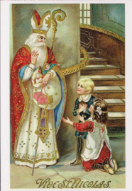 Sintrrklaas met kinderen bij trap prentbriefkaart [1C1792]