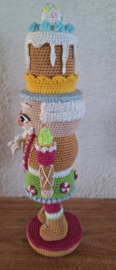 Haakpatroon PDF Roze Koek Nutcracker met taart