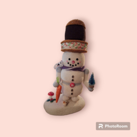 Crocheted Big Snowman with Ice and Chocolate