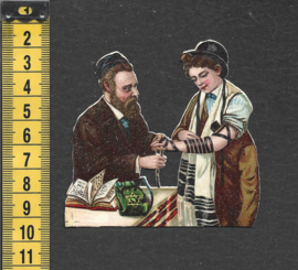 Joods antiek poezieplaatje: Vader leert zoon tefillin omdoen (717)