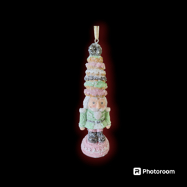 Donut Nutcracker met roze voet kerstornament