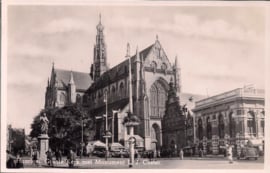 Groote Kerk met monument - Haarlem - oude kaart 1946 [15061]