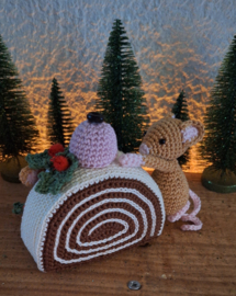 Crocheted Mice with Caramel Cake