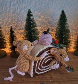 Crocheted Mice with Caramel Cake