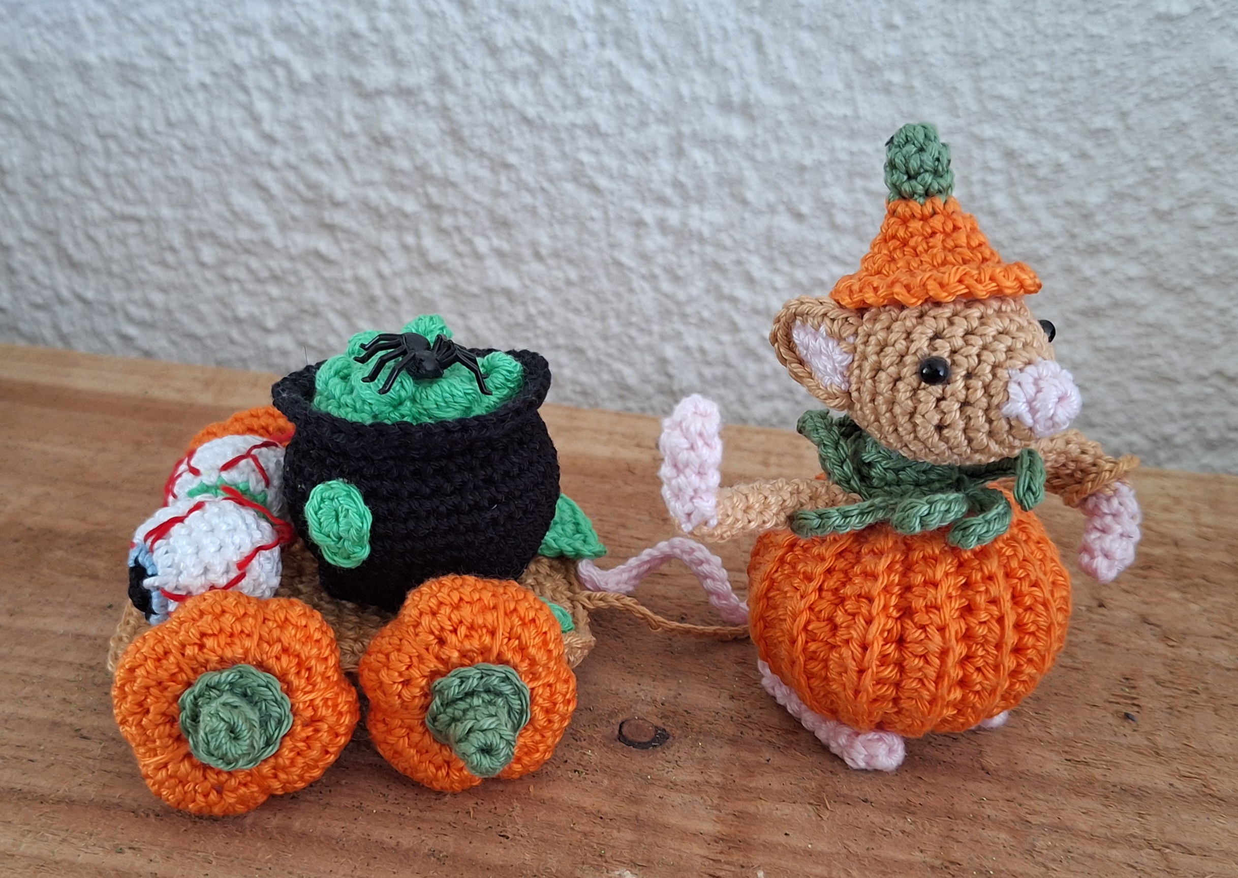 Haakpatroon PDF Halloween Pompoen Muisje met kar