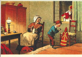 Sint kijkt naar moeder en kind prentbriefkaart [C10277]