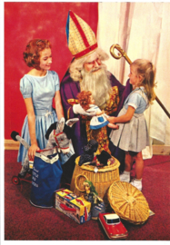 Twee meisjes bij Sinterklaas prentbriefkaart [A91029]