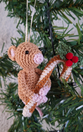 Haakpatroon PDF hanger Muis met Candy Cane