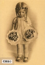 Kathe Kruse pop met 2 bloemboeketjes [132]