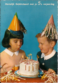 Meisje en Jongen met taart 5e verjaardag - oudeverjaardagskaart [14216]