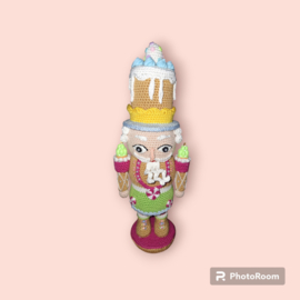 Haakpatroon PDF Roze Koek Nutcracker met taart