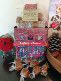 Blikje Winkel met Luifel - Coffee House - gevuld met Gardiners of Scotland Fudge  250 gr