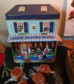 Blikje Winkel met Luifel - Sweet Shop - gevuld met Gardiners of Scotland Fudge  250 gr