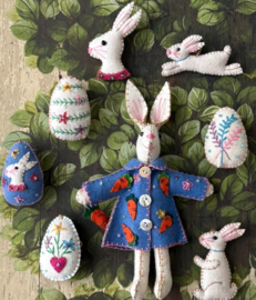 Meander Haas wit met blauwe jas met worteltjes -vilt-